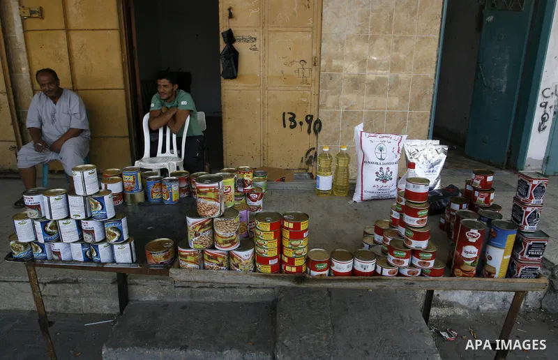 Palestinians shop at a street market in Rafah in the southern Gaza Strip on Sept. 17, 2014. An open-ended ceasefire between Israel and Hamas-led Gaza militants, mediated by Egypt, took effect on August 26 after a seven-w...