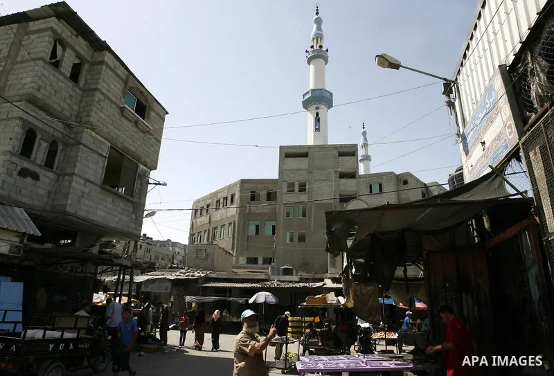 Palestinians shop at a street market in Rafah in the southern Gaza Strip on Sept. 17, 2014. An open-ended ceasefire between Israel and Hamas-led Gaza militants, mediated by Egypt, took effect on August 26 after a seven-w...