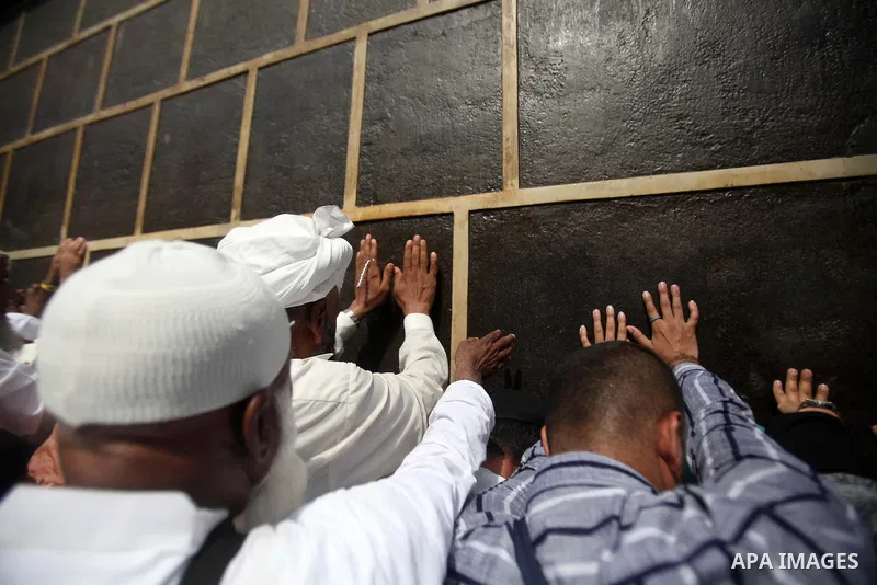 Muslim pilgrims touch the holly Kaaba located in the center of the Haram Sharif Great Mosque, during the Muslim's Hajj 2014 pilgrimage, in Mecca, Saudi Arabia, 25 September 2014. According to the Muslims holly book the K...