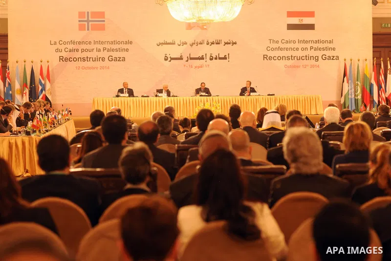 (Back from L-R) Egypt s Foreign Minister Sameh Shokri, Palestinian president Mahmud Abbas, Egyptian President Abdel Fattah al-Sisi and Norway's Foreign Minister Borge Brende attend the opening session of the Gaza Donor C...