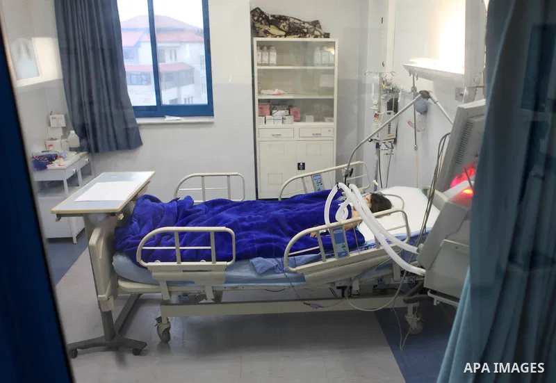 Palestinian kindergarten girl Toleen Omar Asfour, 5, lies at a hospital bed in the West Bank city of Ramallah, October 19, 2014. A kindergarten girl Sunday died of her wounds, while Asfour was seriously injured after an...