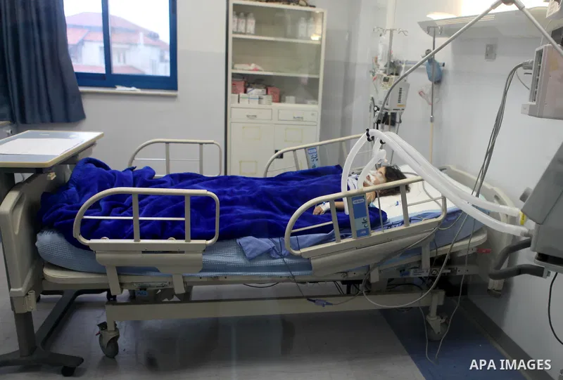 Palestinian kindergarten girl Toleen Omar Asfour, 5, lies at a hospital bed in the West Bank city of Ramallah, October 19, 2014. A kindergarten girl Sunday died of her wounds, while Asfour was seriously injured after an...