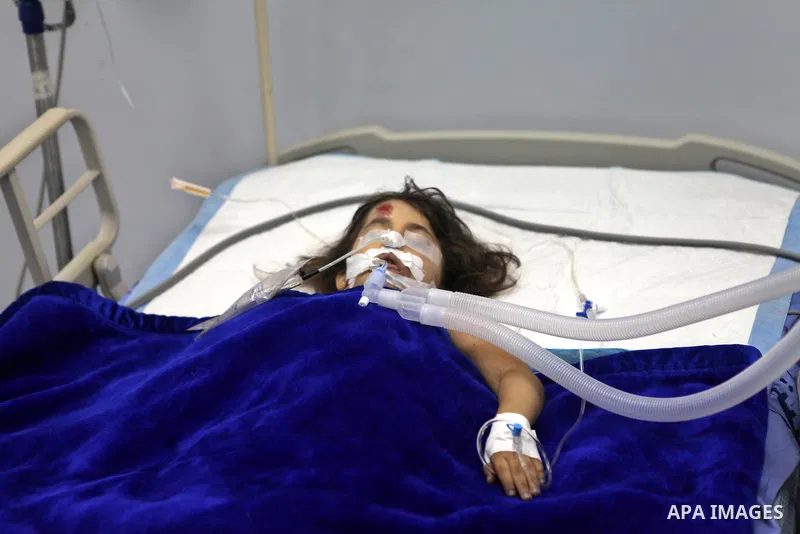 Palestinian kindergarten girl Toleen Omar Asfour, 5, lies at a hospital bed in the West Bank city of Ramallah, October 19, 2014. A kindergarten girl Sunday died of her wounds, while Asfour was seriously injured after an...