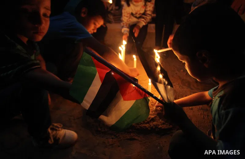 Palestinians light candles to mourn victims of the Egyptian soldiers killed in a suicide attack in Sinai on Friday, at the Egyptian community headquarter in Gaza city October 28, 2014. Cairo shut the vital crossing follo...