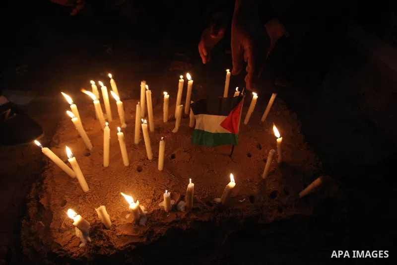 Palestinians light candles to mourn victims of the Egyptian soldiers killed in a suicide attack in Sinai on Friday, at the Egyptian community headquarter in Gaza city October 28, 2014. Cairo shut the vital crossing follo...