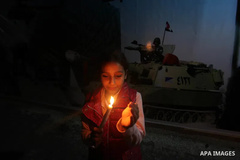 Palestinians light candles to mourn victims of the Egyptian soldiers killed in a suicide attack in Sinai on Friday, at the Egyptian community headquarter in Gaza city October 28, 2014. Cairo shut the vital crossing follo...