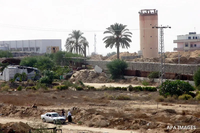 Palestinians look on as Egyptian security forces take part in a military operation to demolish some buildings in the Egyptian city of Rafah near the border with southern Gaza Strip October 29, 2014, as Egypt began settin...