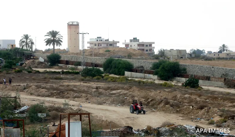 Palestinians look on as Egyptian security forces take part in a military operation to demolish some buildings in the Egyptian city of Rafah near the border with southern Gaza Strip October 29, 2014, as Egypt began settin...