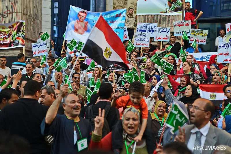 Egyptians hold placards and shout slogans during a rally to show solidarity with Egyptian army and President Abdel Fattah al-Sisi, outside the journalists syndicate, in Cairo on October 29, 2014, as Egypt began setting u...