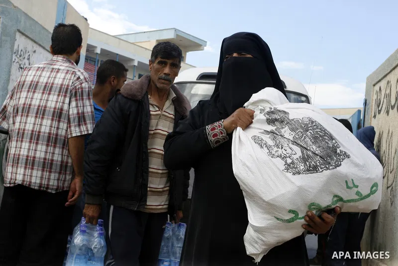 Displaced Palestinians receive food suplies at a UN school, in Rafah in the southern Gaza Strip, October 31, 2014. The International Labor Organization (ILO) said on Wednesday that several specialists from its team are s...