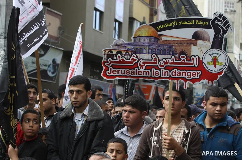Palestinian Islamic Jihad movement supporters take part in a demonstration against Israeli restrictions at the Al-Aqsa Mosque compound, and in solidarity with the people in Jerusalem, in Gaza City October 31, 2014. Musli...