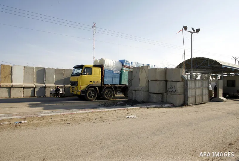 A truck loaded with supplies enters the Gaza Strip from Israel through the Kerem Shalom crossing in Rafah in the southern Gaza Strip on November 5, 2014. UN peace envoy Robert Serry announced on November 4 that the tempo...