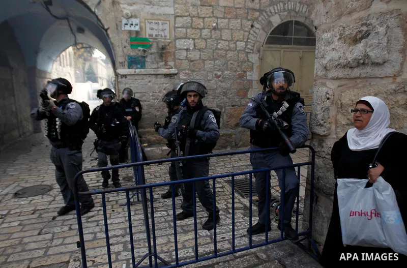 Israeli police officers stand guard at a one of the entrances to Jerusalem's flashpoint Al-Aqsa mosque during clashes between Israeli police and stone-throwing Palestinians on November 5, 2014. Clashes broke out after fa...