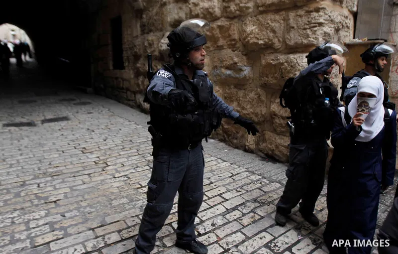 Israeli police officers stand guard at a one of the entrances to Jerusalem's flashpoint Al-Aqsa mosque during clashes between Israeli security forces and stone-throwing Palestinians on November 5, 2014. Clashes broke out...