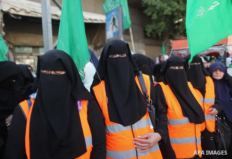 Palestinian supporters of Hamas movement shout slogans during a demonstration to show solidarity with Jerusalem and against the recent visits by Jewish activists to al-Aqsa mosque, in Gaza city November 10, 2014. In rece...