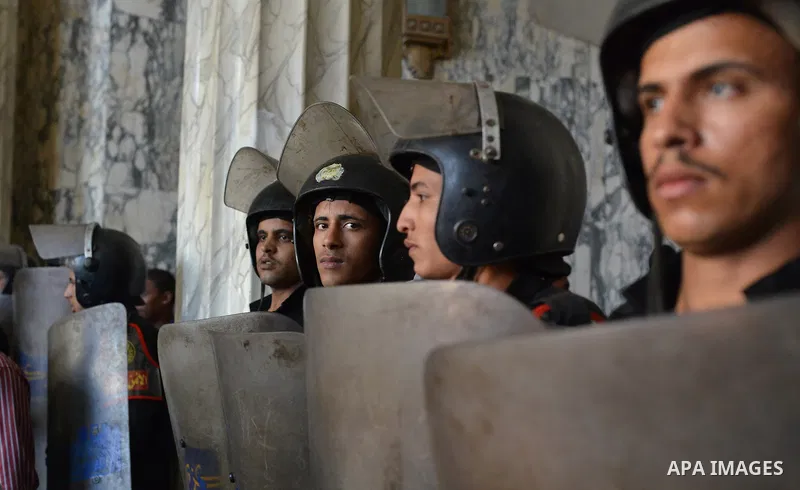 Egyptian policemen stand guard during a protest of Egyptian Journalists against the president of Zamalek club Mortada Mansour in front of the journalists' syndicate in Cairo, Egypt, 15 Nov. 2014. Photo by Amr Sayed