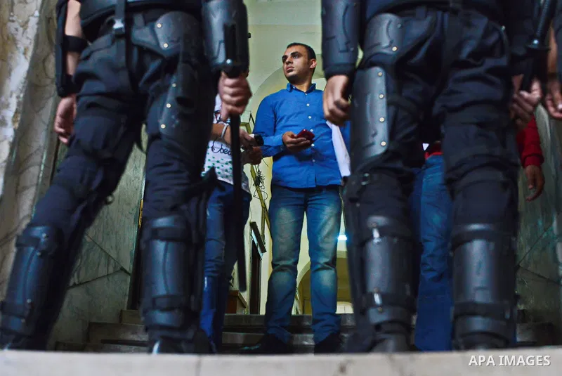 Egyptian policemen stand guard during a protest of Egyptian Journalists against the president of Zamalek club Mortada Mansour in front of the journalists' syndicate in Cairo, Egypt, 15 Nov. 2014. Photo by Amr Sayed