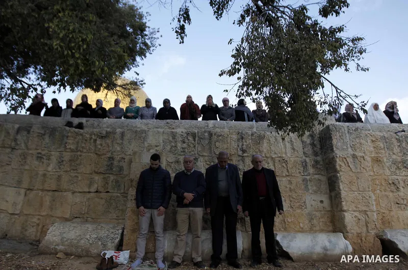 Palestinian worshippers take part in Friday prayers outside the Dome of the Rock at the Al-Aqsa mosque compound in the Old City of Jerusalem on November 21, 2014. Israel eased age restrictions for Friday prayers at Jerus...