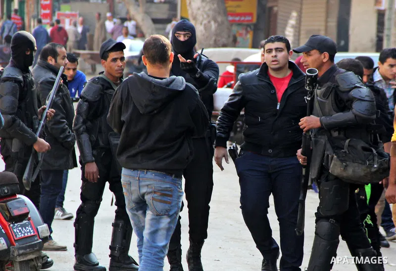 Egyptian police take position for possible protests on al-Haram Street, Cairo, Egypt, 28 November 2014. According to unconfirmed reports at least two Egyptian army officers have been killed and soldiers injured in sepera...