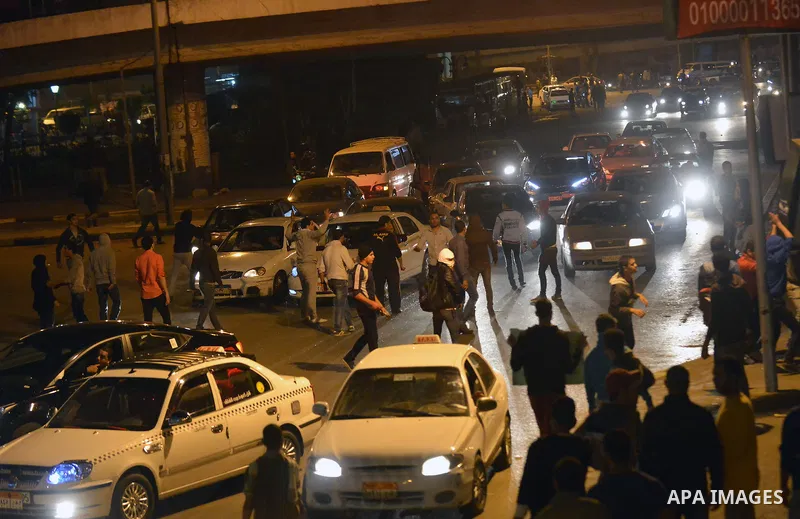 Egyptian anti-Mubarak protesters gather at Abdel Moneim Riad, a main transportation hub for taxis and buses, after hearing the verdict of former Egyptian president Hosni Mubarak, in Cairo, Egypt, 29 November 2014. An Egy...