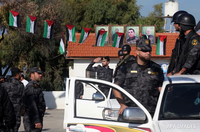 Palestinian members of officer display their skills during a graduation ceremony in Gaza city on November 30, 2014. Photo by Ashraf Amra