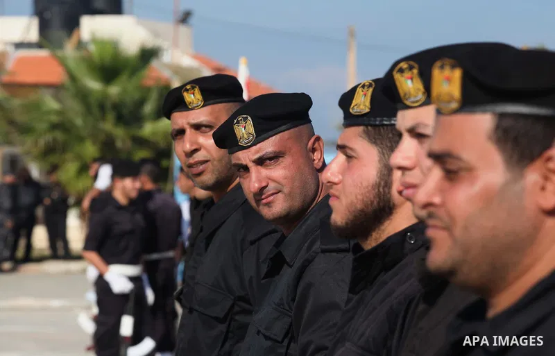 Palestinian members of officer display their skills during a graduation ceremony in Gaza city on November 30, 2014. Photo by Ashraf Amra