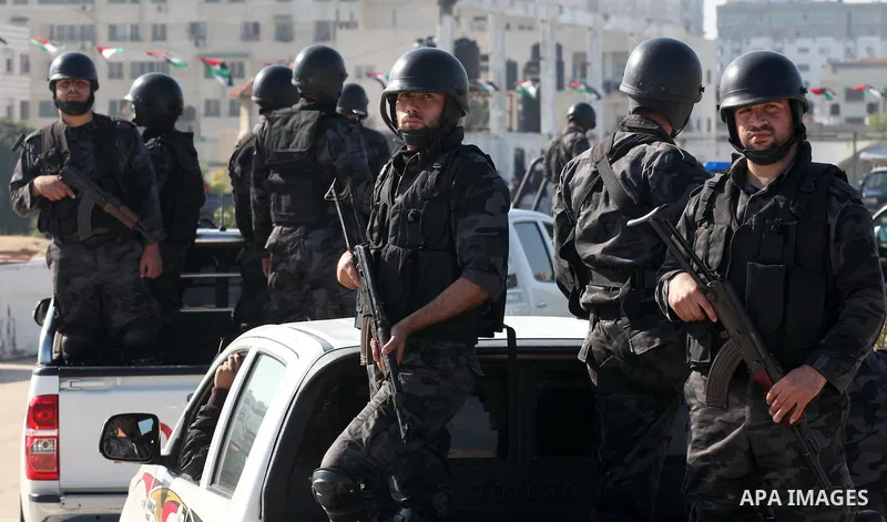 Palestinian members of officer display their skills during a graduation ceremony in Gaza city on November 30, 2014. Photo by Ashraf Amra