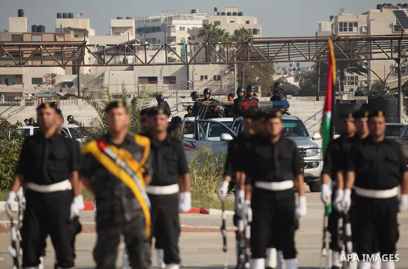 Palestinian members of officer display their skills during a graduation ceremony in Gaza city on November 30, 2014. Photo by Ashraf Amra