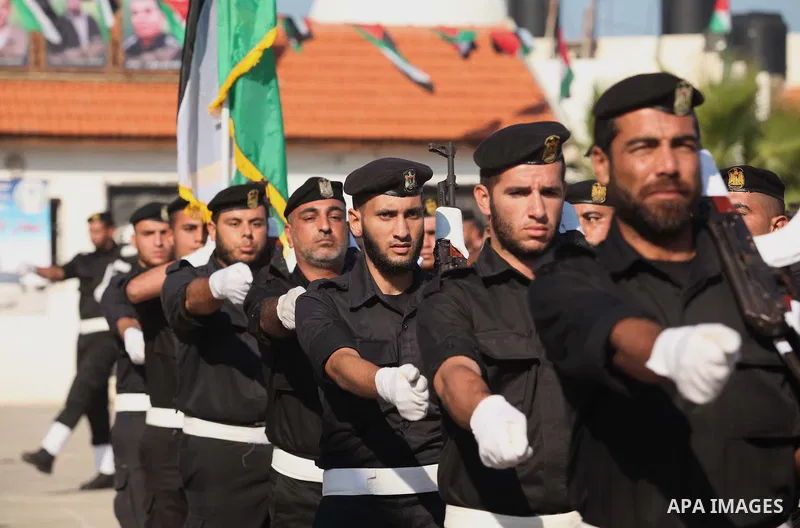 Palestinian members of officer display their skills during a graduation ceremony in Gaza city on November 30, 2014. Photo by Ashraf Amra