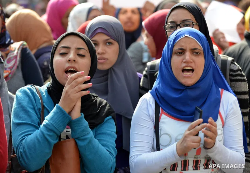 Egyptian anti-Mubarak students chant slogans one day after a court dismissed murder charges against former president Hosni Mubarak at Cairo University, Egypt, 30 November 2014. Two people were killed in clashes between p...