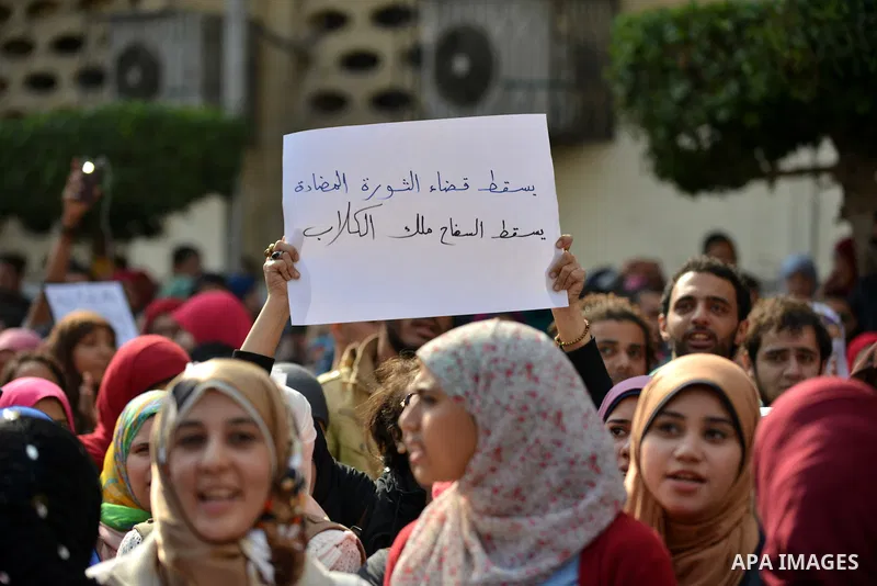 Egyptian anti-Mubarak students chant slogans one day after a court dismissed murder charges against former president Hosni Mubarak at Cairo University, Egypt, 30 November 2014. Two people were killed in clashes between p...