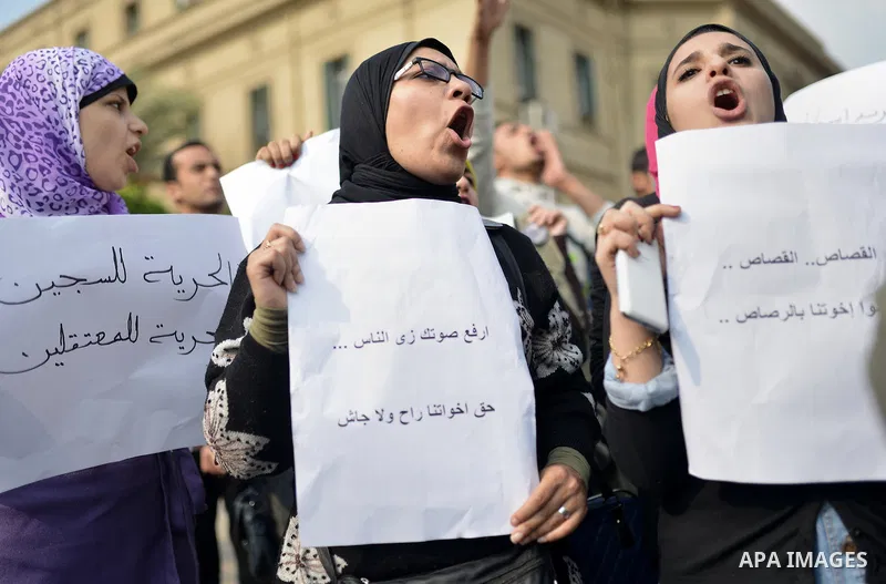 Egyptian anti-Mubarak students chant slogans one day after a court dismissed murder charges against former president Hosni Mubarak at Cairo University, Egypt, 30 November 2014. Two people were killed in clashes between p...
