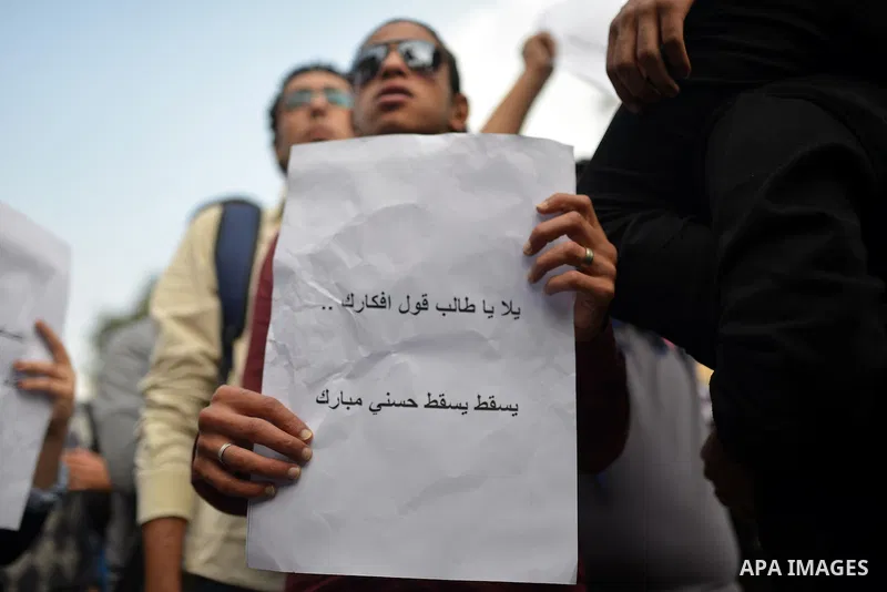 Egyptian anti-Mubarak students chant slogans one day after a court dismissed murder charges against former president Hosni Mubarak at Cairo University, Egypt, 30 November 2014. Two people were killed in clashes between p...