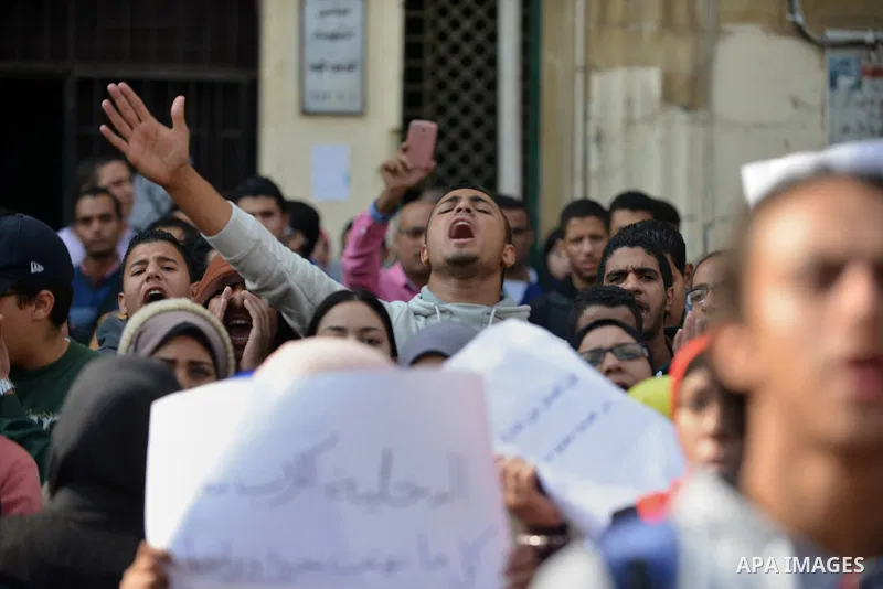 Egyptian anti-Mubarak students chant slogans one day after a court dismissed murder charges against former president Hosni Mubarak at Cairo University, Egypt, 30 November 2014. Two people were killed in clashes between p...