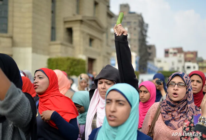Egyptian anti-Mubarak students chant slogans one day after a court dismissed murder charges against former president Hosni Mubarak at Cairo University, Egypt, 30 November 2014. Two people were killed in clashes between p...