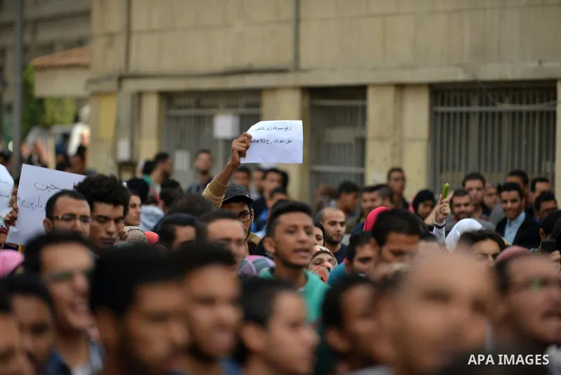Egyptian anti-Mubarak students chant slogans one day after a court dismissed murder charges against former president Hosni Mubarak at Cairo University, Egypt, 30 November 2014. Two people were killed in clashes between p...