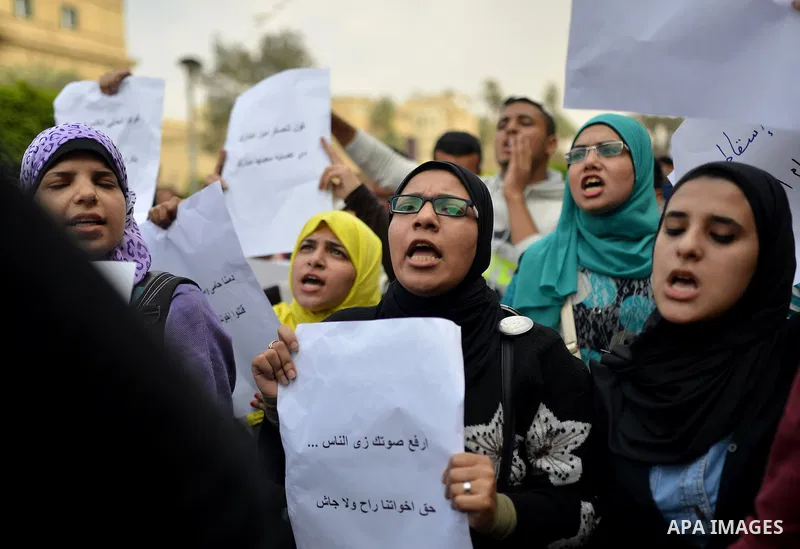 Egyptian anti-Mubarak students chant slogans one day after a court dismissed murder charges against former president Hosni Mubarak at Cairo University, Egypt, 30 November 2014. Two people were killed in clashes between p...