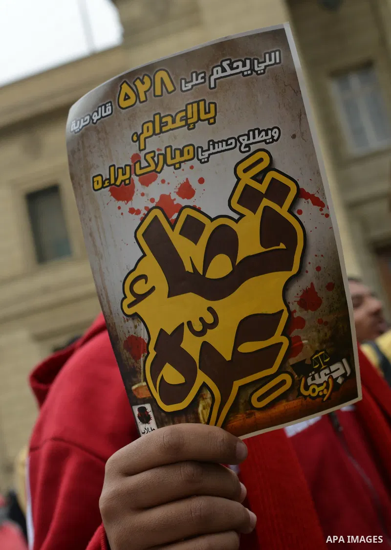 Egyptian students who are members in Students Against the Coup group (SAC), take part in a demonstration against the Cairo Criminal Court's decision to drop charges against former president Hosni Mubarak, at Cairo Univer...