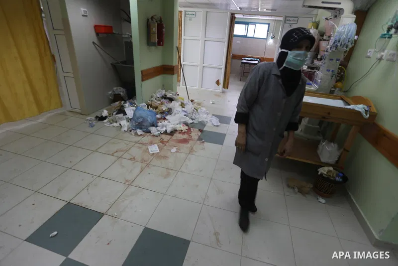 A Palestinian employee of the former government in Gaza Strip works at al-shifa hospital as clean workers protest to demand for pay their salaries, in Gaza City December 4, 2014. Photo by Mohammed Asad