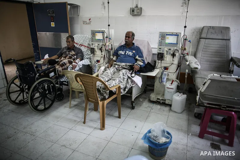Palestinian patients undergo kidney dialysis at al-shifa hospital as clean workers protest to demand for pay their salaries, in Gaza City December 4, 2014. Photo by Ali Jadallah