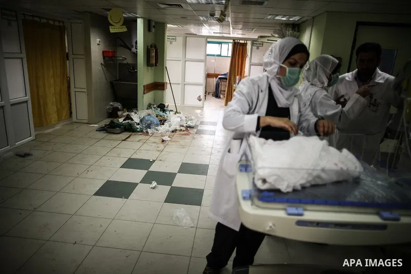Palestinian doctors of the former government in Gaza Strip work at al-shifa hospital as clean workers protest to demand for pay their salaries, in Gaza City December 4, 2014. Photo by Ali Jadallah