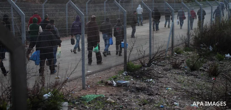 Palestinian labourers cross into jerusalem through the Nilin crossing near the West Bank city of Ramallah December 8, 2014. Photo by Shadi Hatem