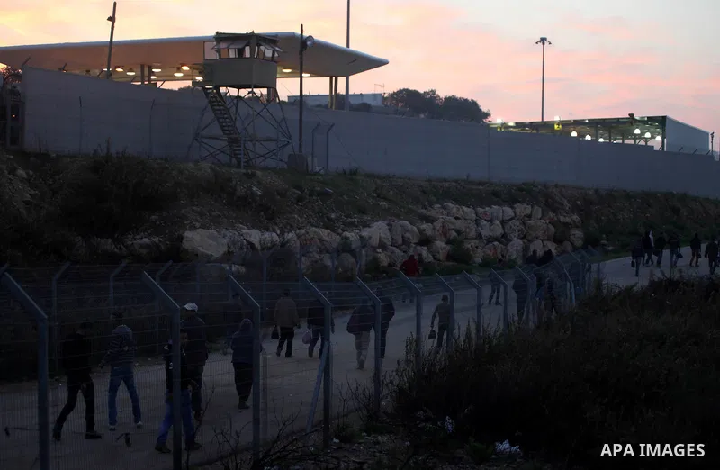 Palestinian labourers cross into jerusalem through the Nilin crossing near the West Bank city of Ramallah December 8, 2014. Photo by Shadi Hatem