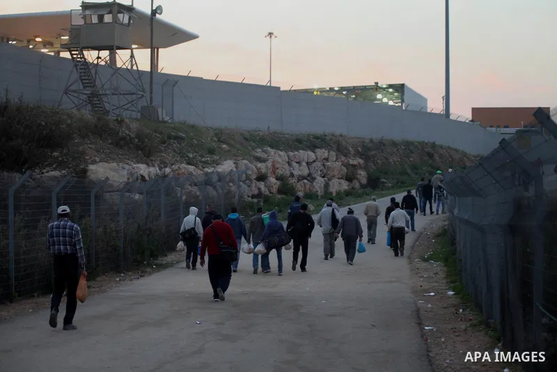 Palestinian labourers cross into jerusalem through the Nilin crossing near the West Bank city of Ramallah December 8, 2014. Photo by Shadi Hatem