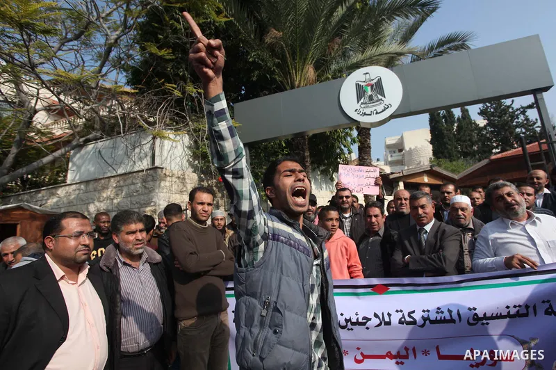 Palestinian refugees from Syrian, Yemen, Libya, take part in a protest to demand their rights, in front of the headquarters of the Council of Ministers in Gaza city December 9, 2014. Photo by Ashraf Amra