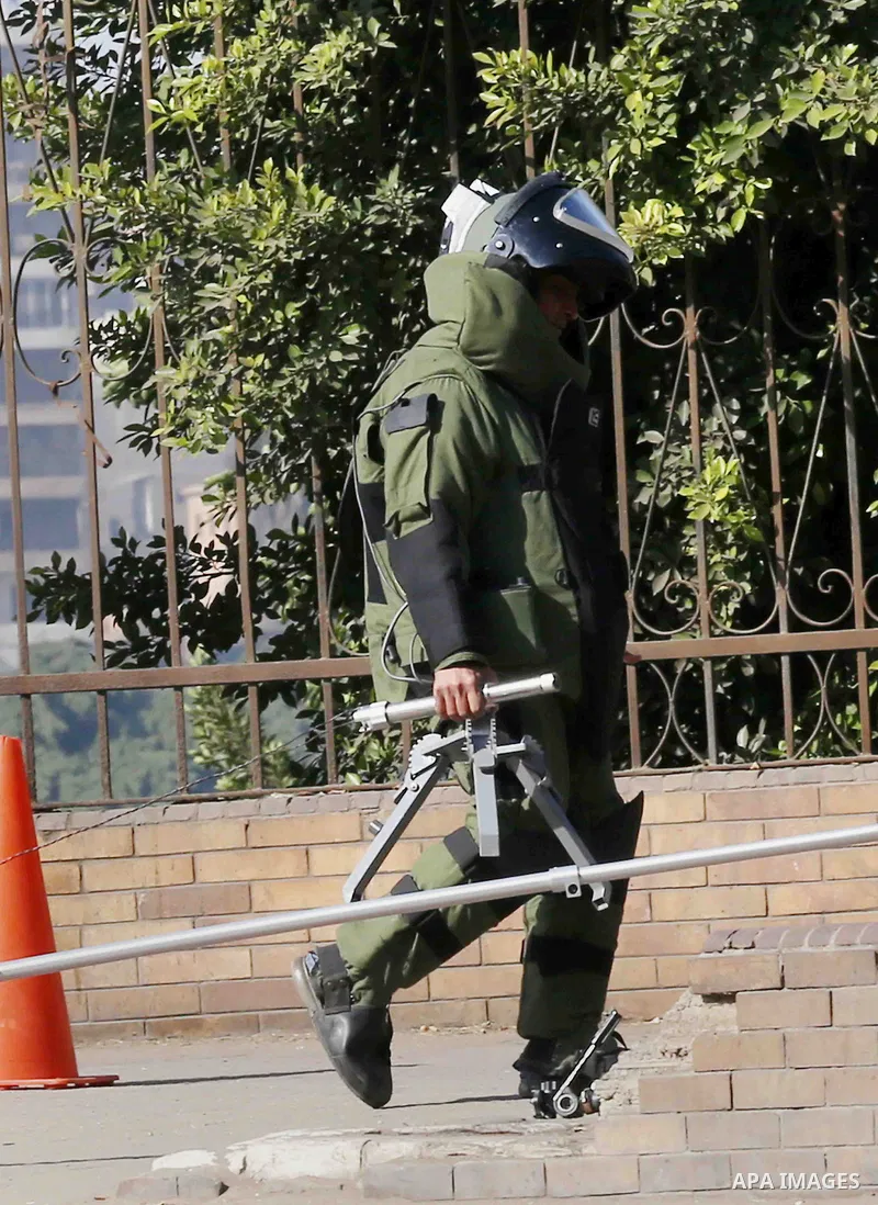 An Egyptian explosive expert tries to dismantle a home-made bomb close at University bridge, in Cairo, Egypt December 28, 2014. Egypt has seen a wave of bombings and shootings, mainly against army and police personnel, o...