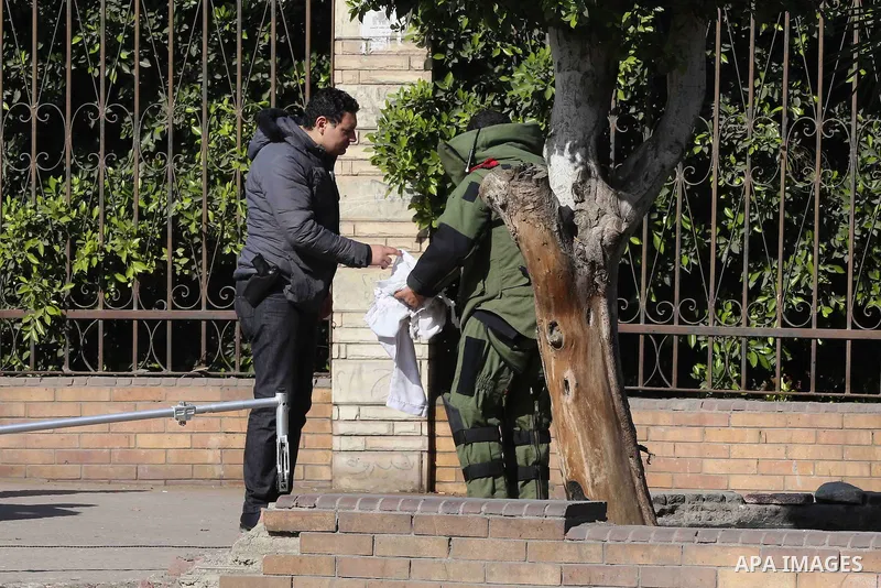 An Egyptian explosive expert tries to dismantle a home-made bomb close at University bridge, in Cairo, Egypt December 28, 2014. Egypt has seen a wave of bombings and shootings, mainly against army and police personnel, o...