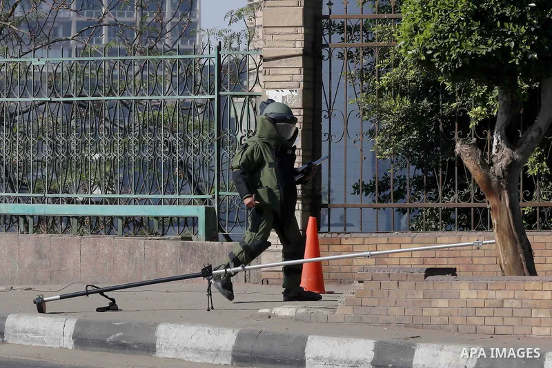 An Egyptian explosive expert tries to dismantle a home-made bomb close at University bridge, in Cairo, Egypt December 28, 2014. Egypt has seen a wave of bombings and shootings, mainly against army and police personnel, o...