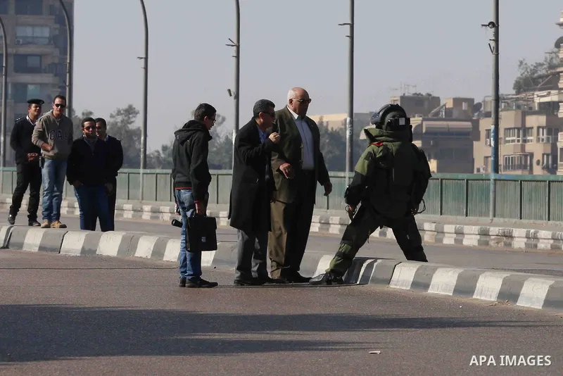 An Egyptian explosive expert tries to dismantle a home-made bomb close at University bridge, in Cairo, Egypt December 28, 2014. Egypt has seen a wave of bombings and shootings, mainly against army and police personnel, o...