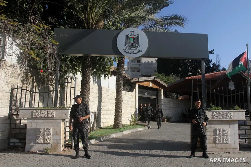 Palestinian policemen stand guard outside the headquarters of Council of ministers, in Gaza city, on December 30, 2014. Around 50 Palestinian unity government officials, including eight ministers, arrived in Gaza to kick...